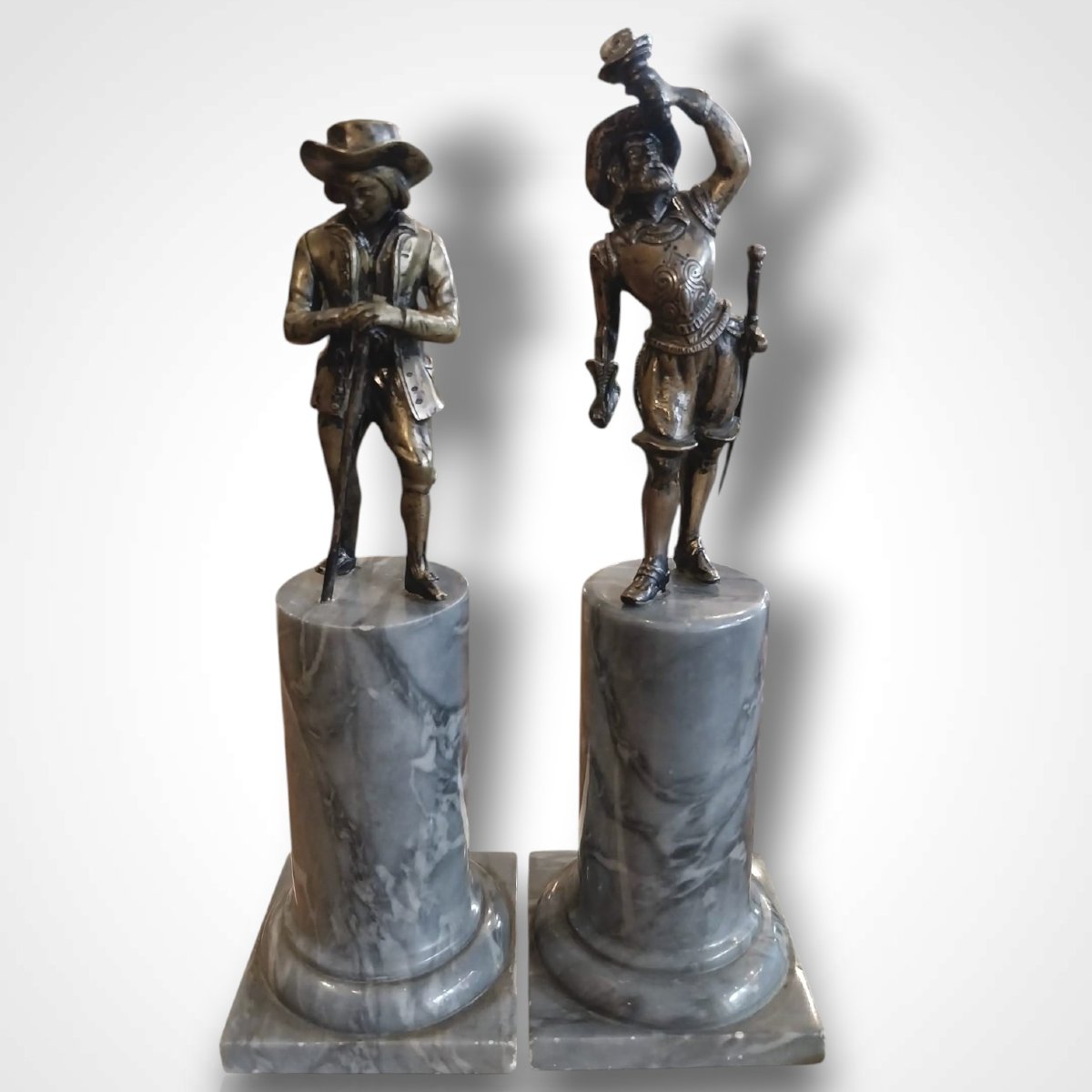 Paire de statuettes en bronze sur leurs socles en marbre, XIXe