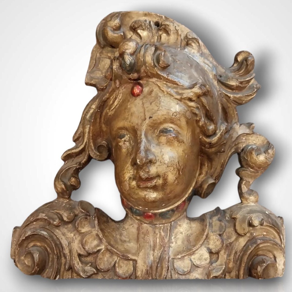 Élément sculpté en bois doré et polychrome XVIIe
