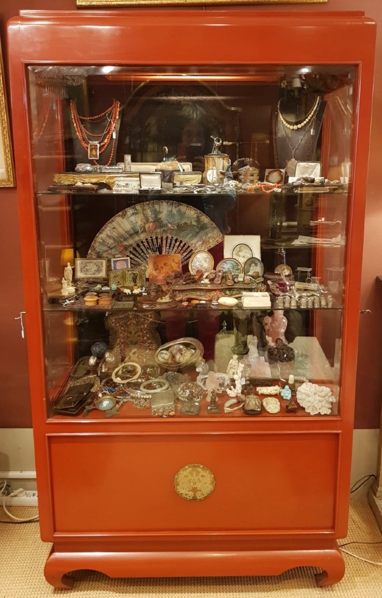 Thanh-Ley, Vitrine en bois Laquée Rouge, XXe