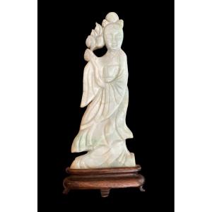 Statuette En Jade D’une Jeune Femme Au Lotus, Chine, Fin XIXe. 