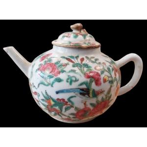 Canton Porcelain Teapot, 19th Century.