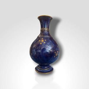 Vase en porcelaine de Sèvres, XXe siècle