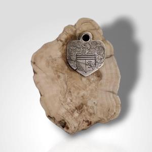 Tranche de dent fossilisée avec armoirie en argent, XIXe