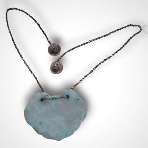 Pendentif chinois en jadéite sculptée et sa chaîne à deux boutons en argent, XXe
