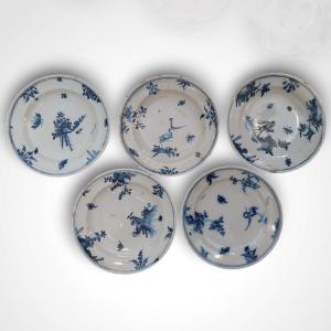 Manufacture Leroy, ensemble de 5 assiettes en faïence de Marseille, XVIIIe.