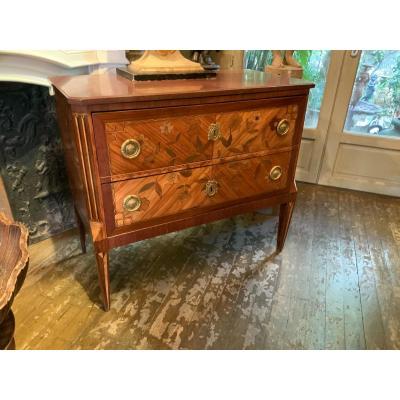 Élégante Petite Commode Sauteuse