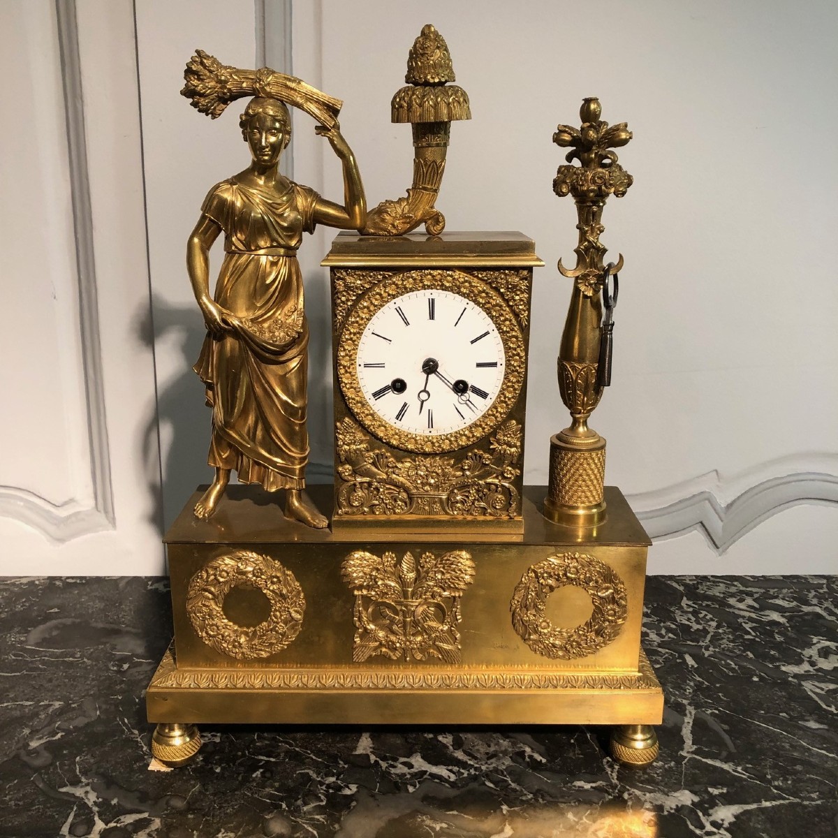 Horloge d’époque Empire « Les Moissons » en bronze doré