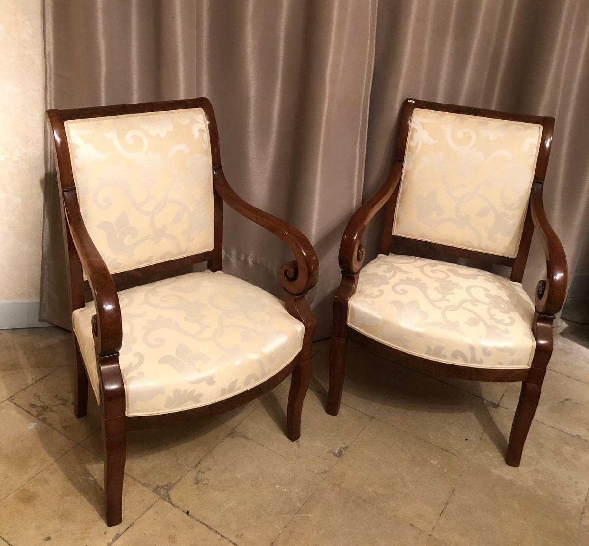 Paire de fauteuils époque Restauration tissu feuilles d'acanthe