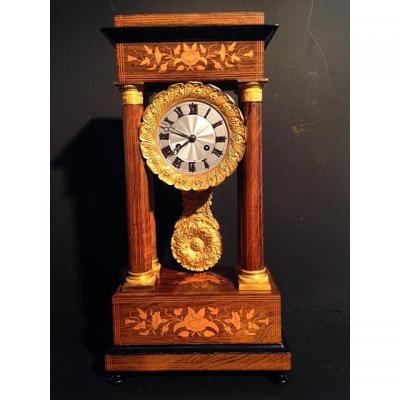 Horloge Charles X à 4 colonnes palissandre et citronnier