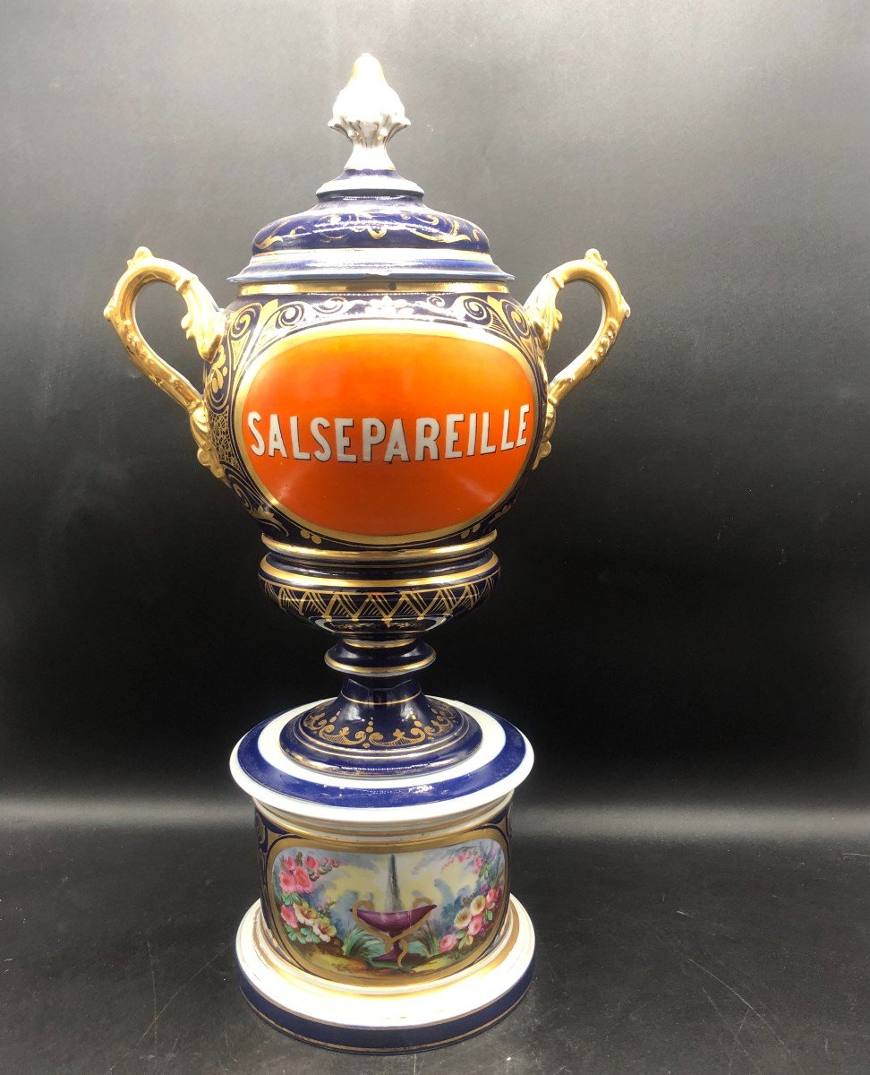 Grand Vase Couvert De Pharmacie