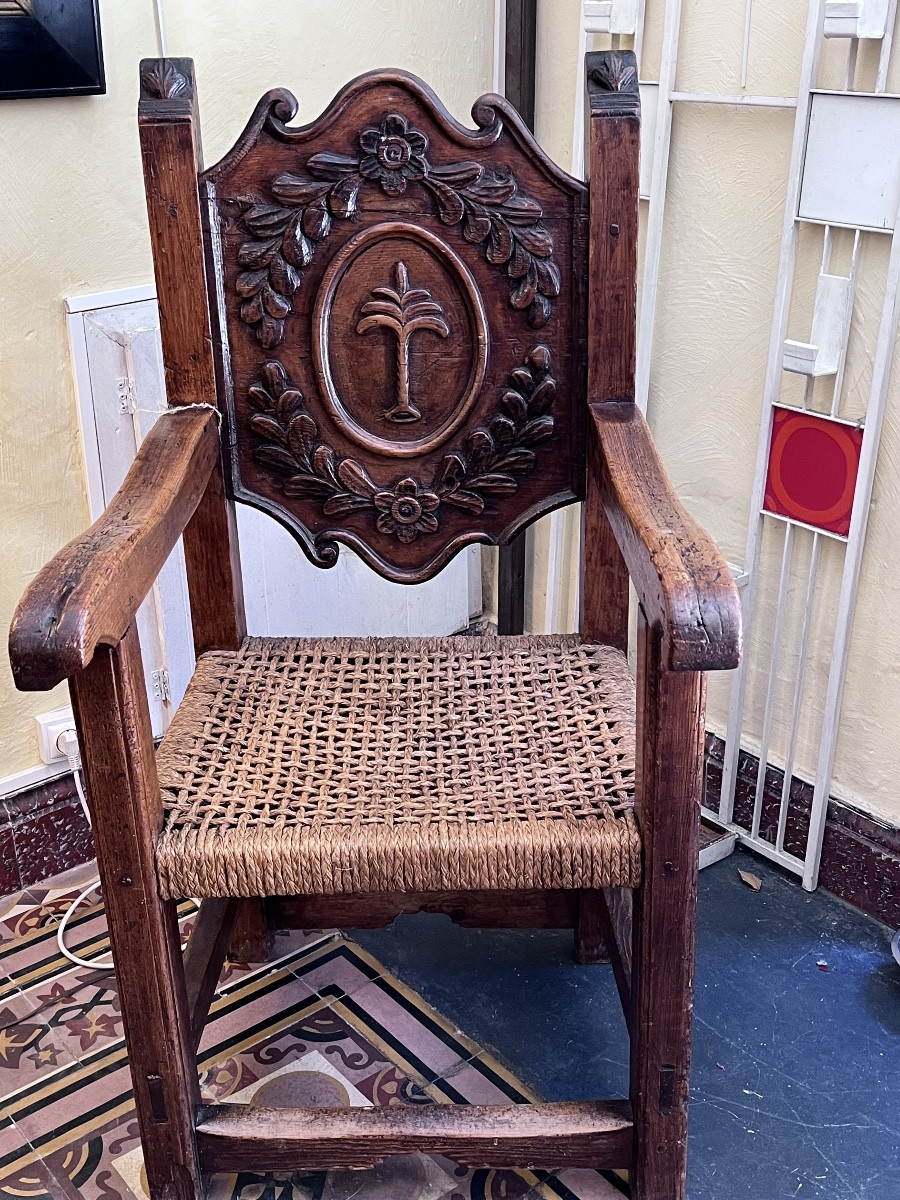 Fauteuil rustique en noyer XVIIIe siècle 