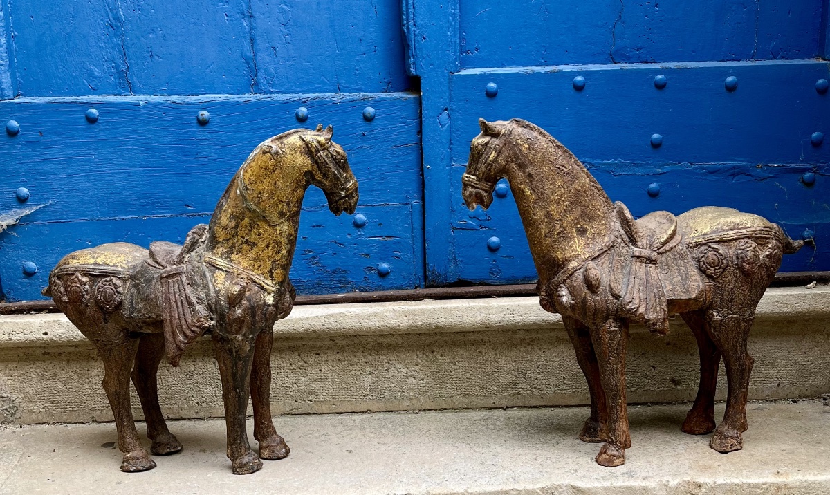 Paire de chevaux de style chinois en fonte