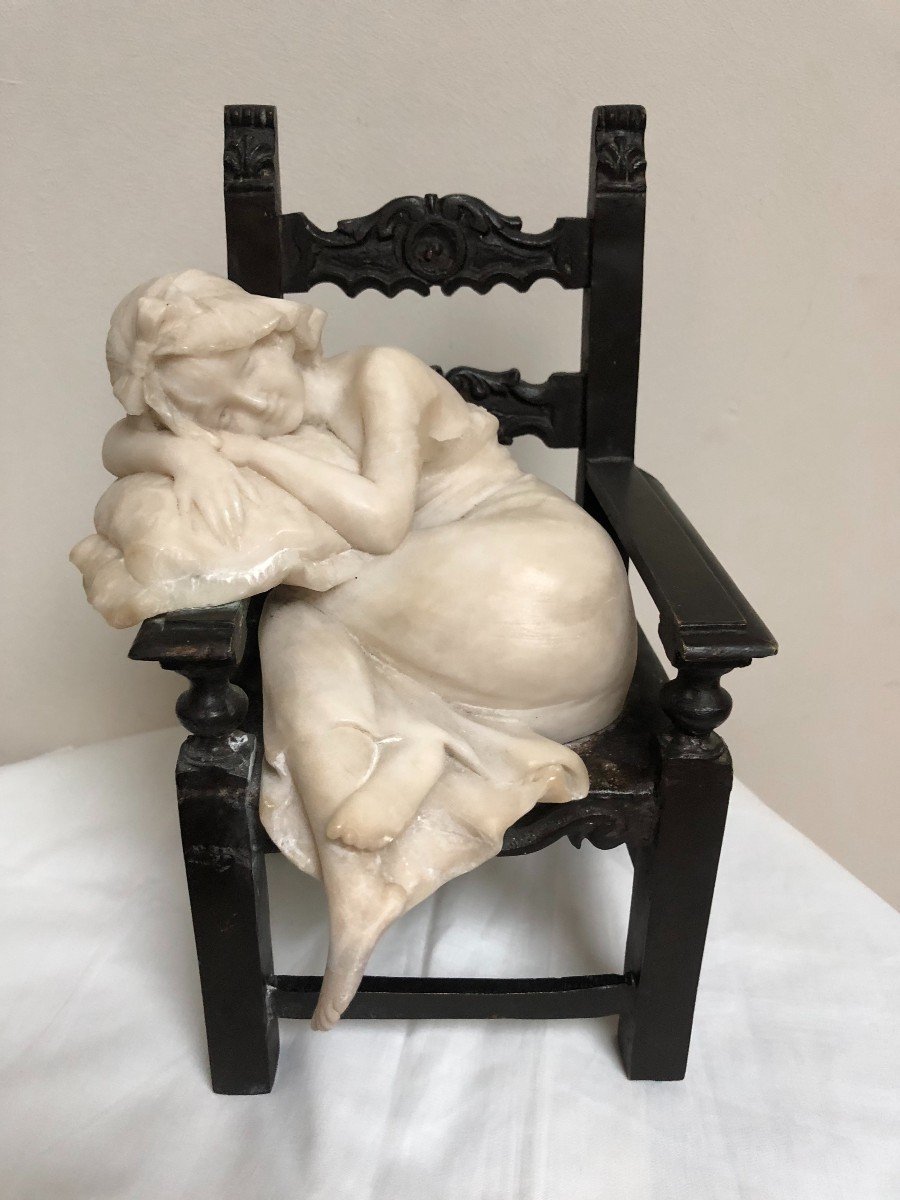 Sculpture Jeune Fille Sur Sa Chaise.