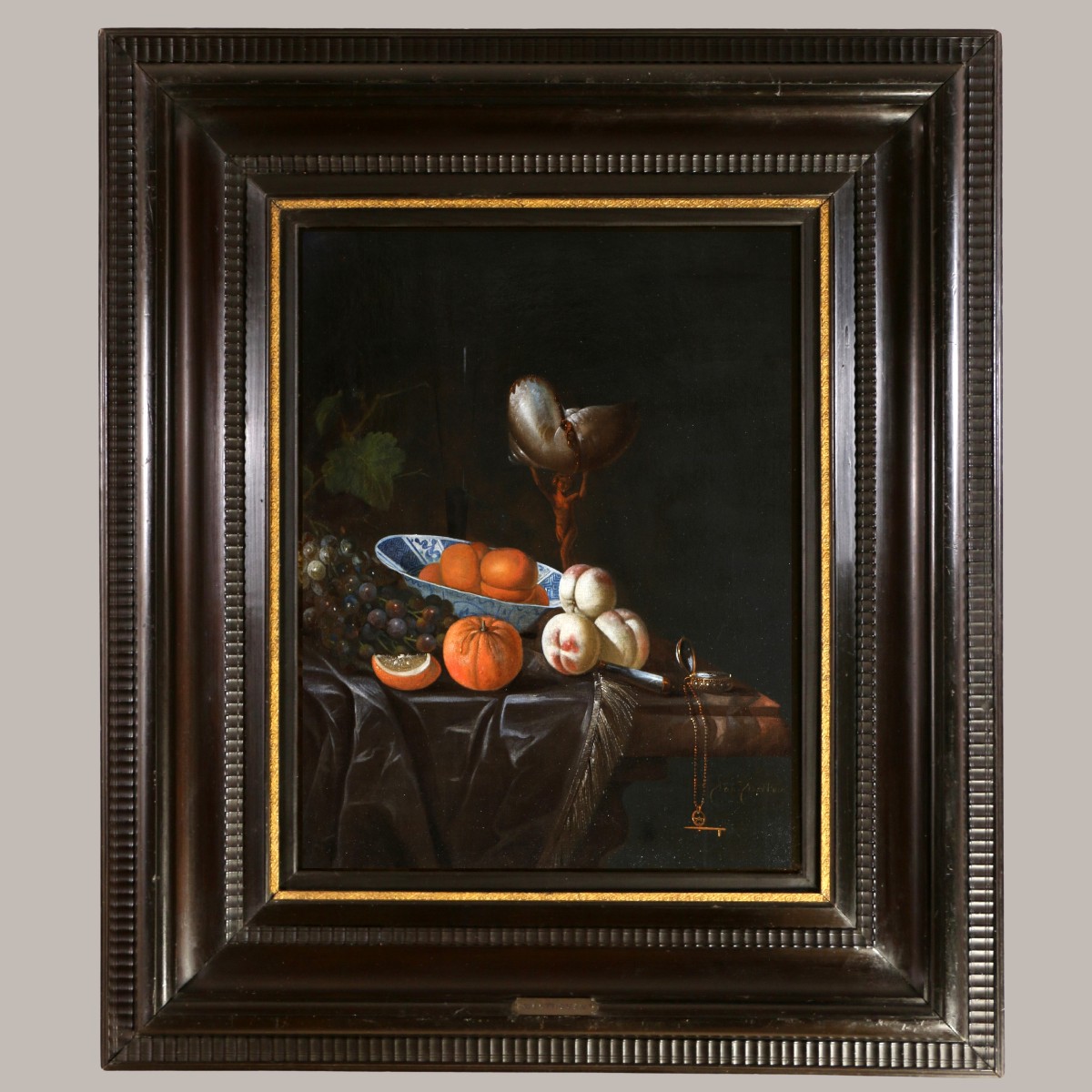 Huybert Van Westhoven (1642-1712) signé. Nature morte aux fruits et objets précieux 