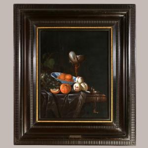 Huybert Van Westhoven (1642-1712) signé. Nature morte aux fruits et objets précieux 