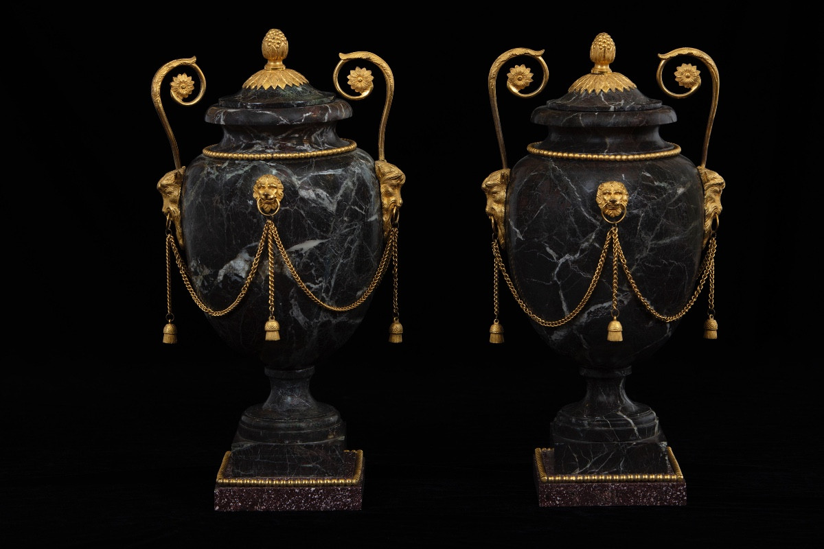 Paire de vases Louis XVI importants en marbre rouge de Levant