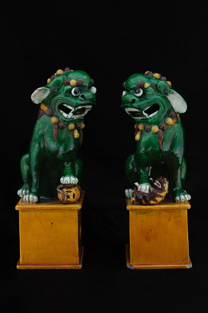 Paire de grands chiens Pho en céramique émaillée de Sancai, Chine, XIXe siècle