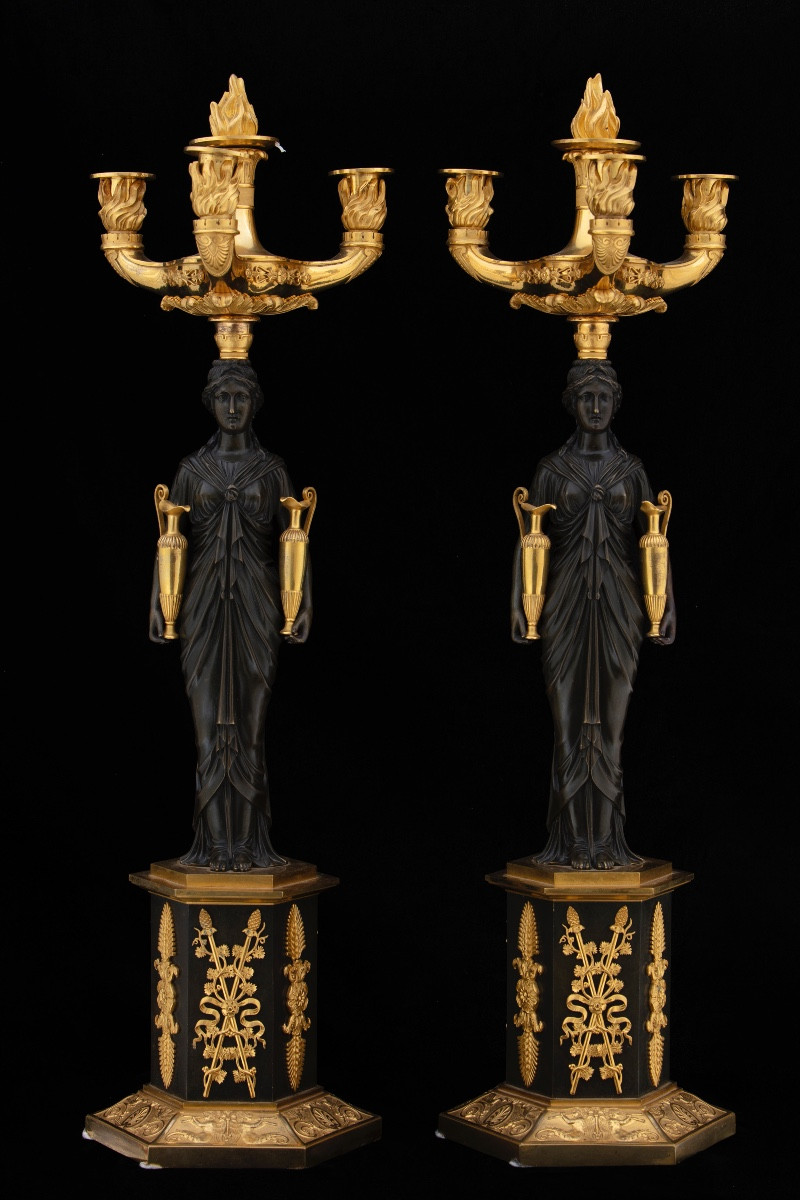 Paire de candélabres Empire en bronze bruni et doré au mercure, première moitié du XIXe siècle.
