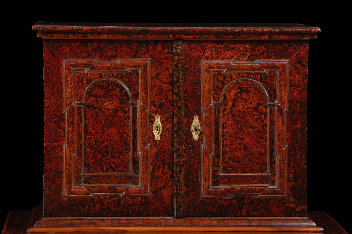 Paire de cabinets à monnaie anciens en placage de loupe d'érable sycomore, début XVIIIe siècle-photo-4