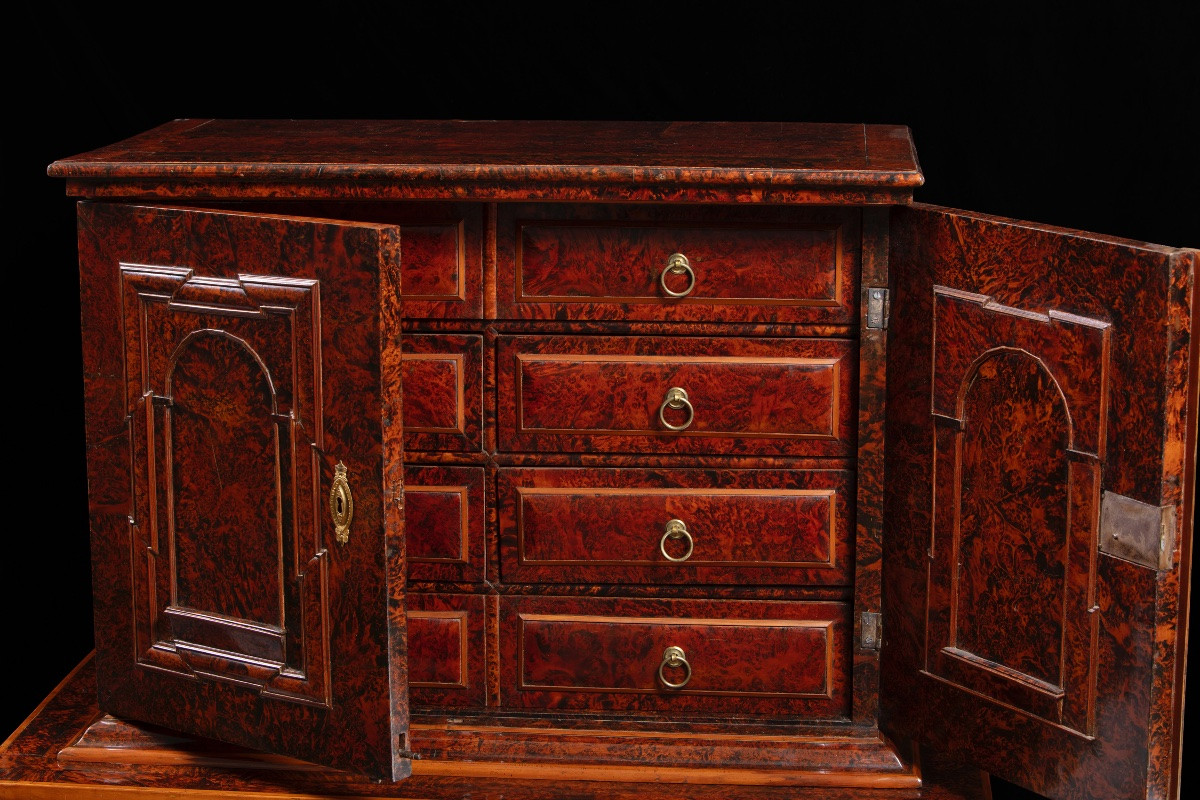 Paire de cabinets à monnaie anciens en placage de loupe d'érable sycomore, début XVIIIe siècle-photo-1