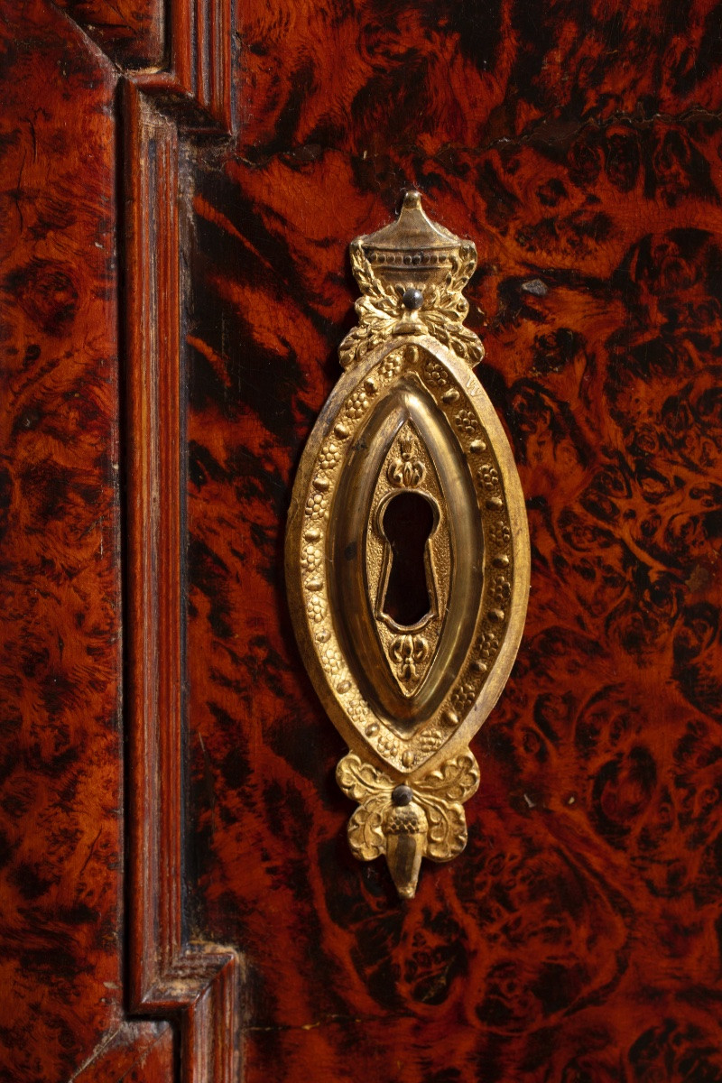Paire de cabinets à monnaie anciens en placage de loupe d'érable sycomore, début XVIIIe siècle-photo-4
