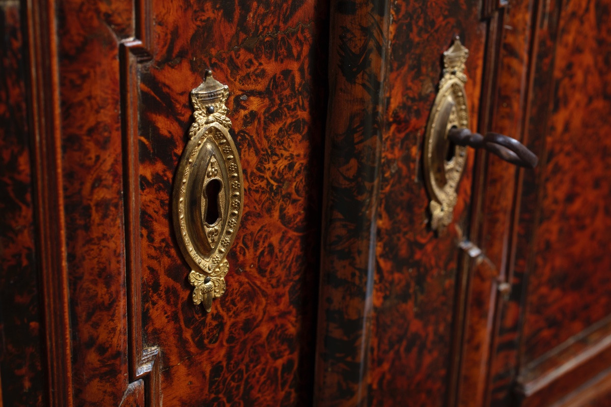 Paire de cabinets à monnaie anciens en placage de loupe d'érable sycomore, début XVIIIe siècle-photo-5