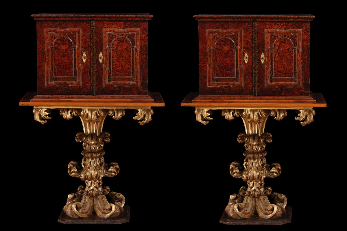 Paire de cabinets à monnaie anciens en placage de loupe d'érable sycomore, début XVIIIe siècle