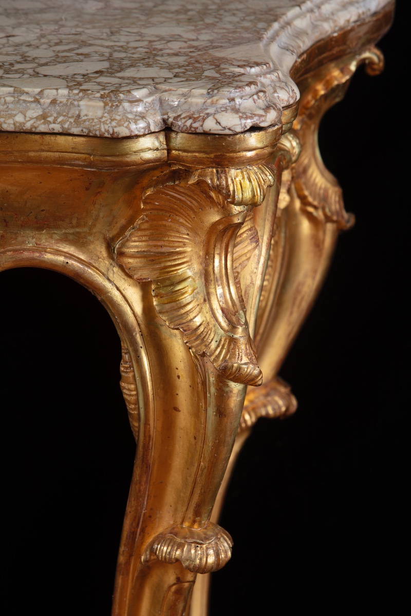 Paire de consoles napolitaines Louis XV en bois sculpté et doré-photo-4