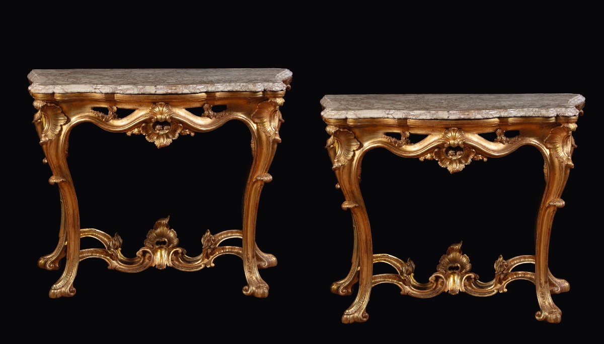Paire de consoles napolitaines Louis XV en bois sculpté et doré