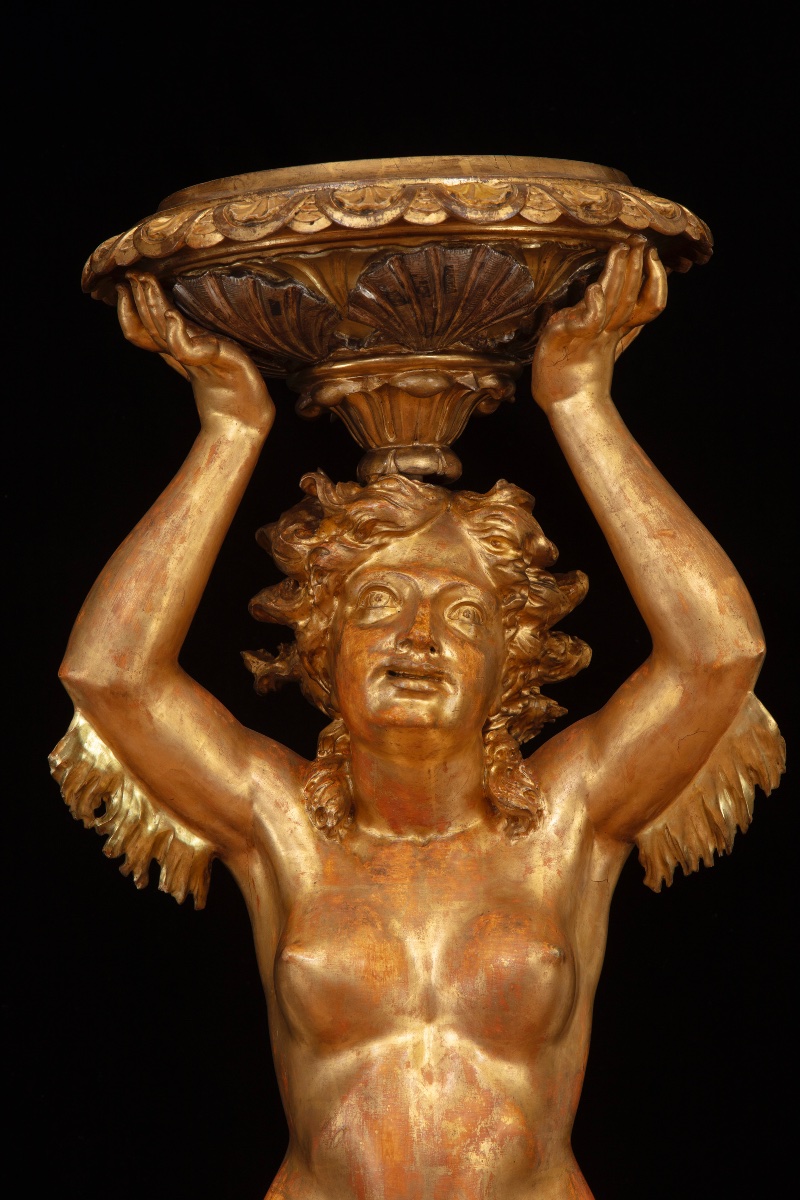 Grande sculpture en bois sculpté et doré représentant une sirène tenant un vase-photo-2