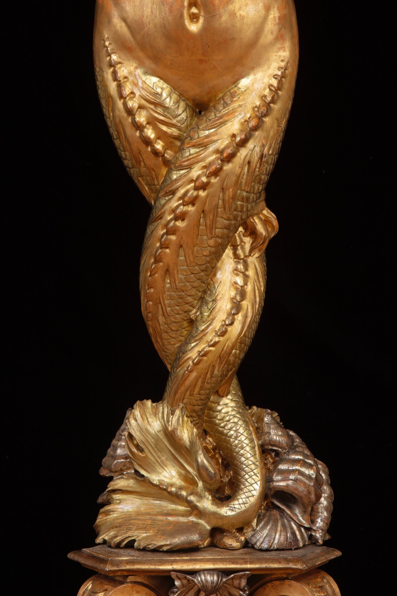 Grande sculpture en bois sculpté et doré représentant une sirène tenant un vase-photo-3