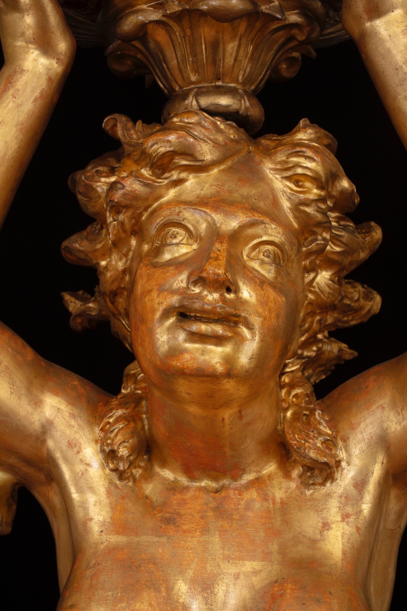 Grande sculpture en bois sculpté et doré représentant une sirène tenant un vase-photo-2