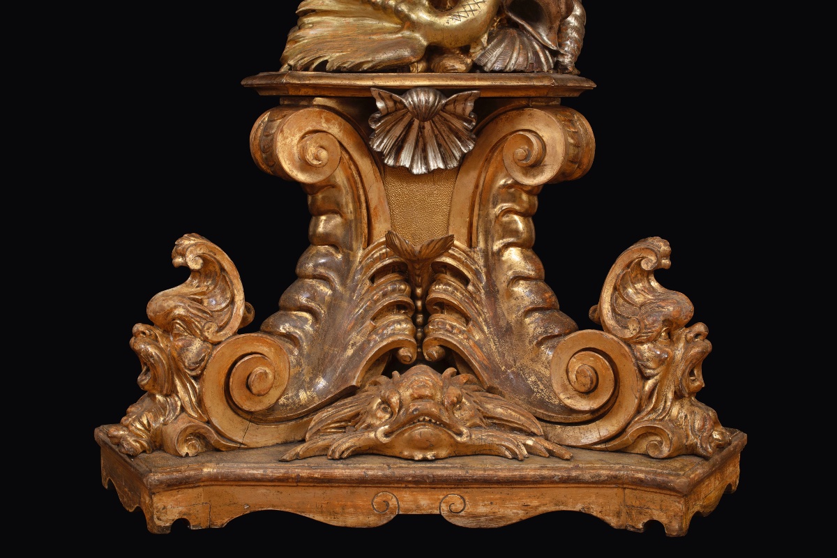 Grande sculpture en bois sculpté et doré représentant une sirène tenant un vase-photo-3