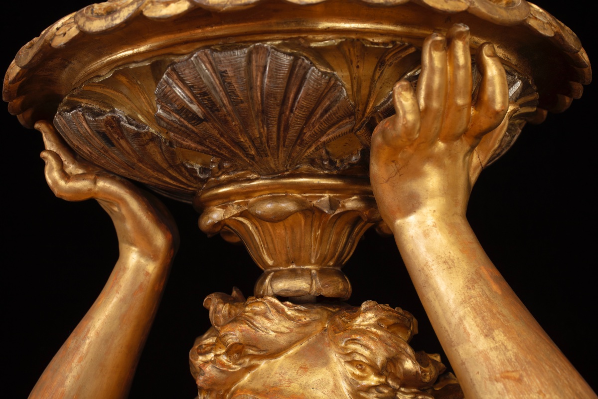 Grande sculpture en bois sculpté et doré représentant une sirène tenant un vase-photo-7