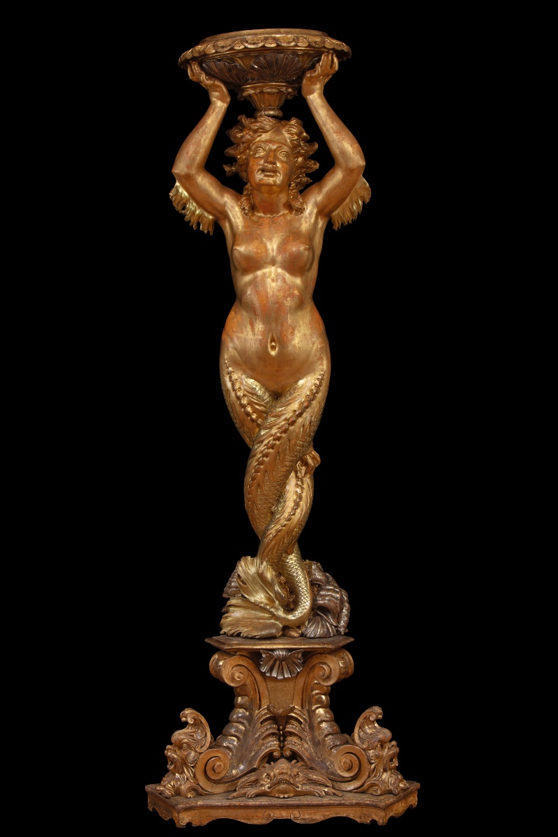 Grande sculpture en bois sculpté et doré représentant une sirène tenant un vase