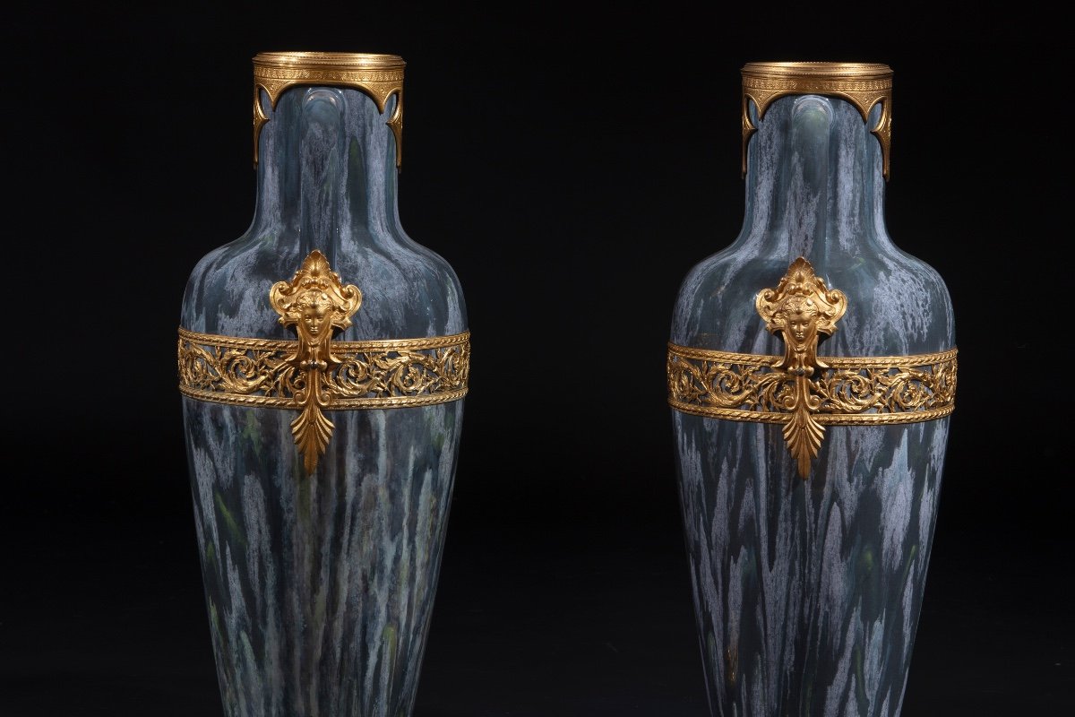 Paire De Vases En Porcelaine Dans Les Tons De Gris Chiné Et Décorations En Bronze Doré-photo-2