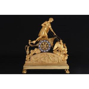 Important Clock In Gilded And Finely Chiselled Bronze Representing Ganymede On A Chariot