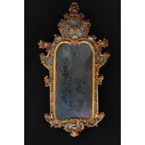 Miroir en bois sculpté et doré, orné de verre mercurisé, de fabrication piémontaise