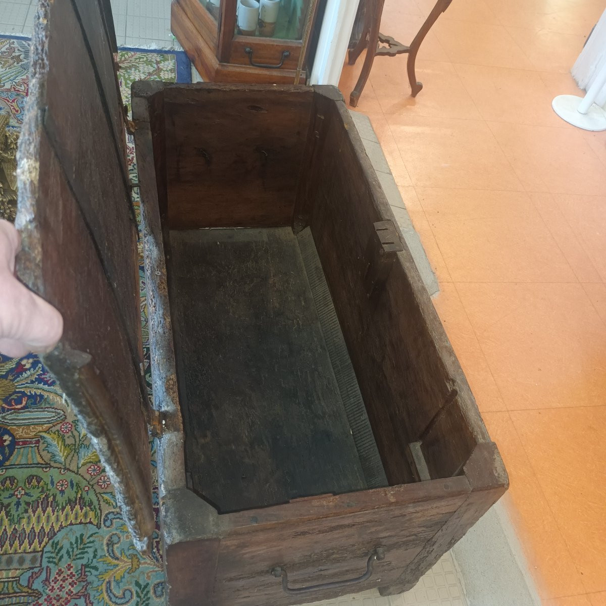 Très Ancien Coffre (début 17eme Siècle) Avec Sa Clef Et Sa Serrure d'Origine-photo-5