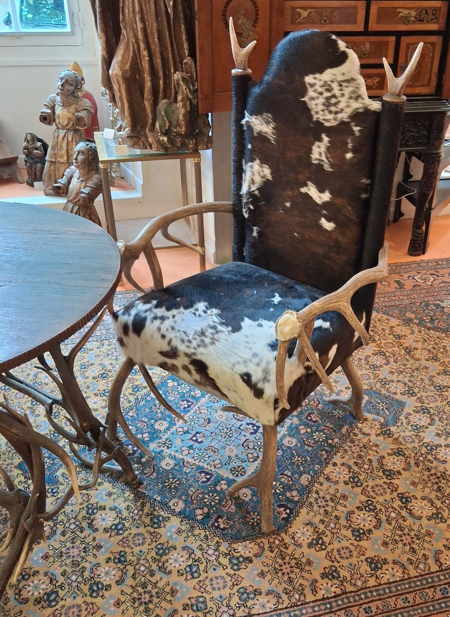 Black Forest, Rare Set Of 2 Armchairs And A Table In Deer Antler (horn) And Cowhide-photo-3