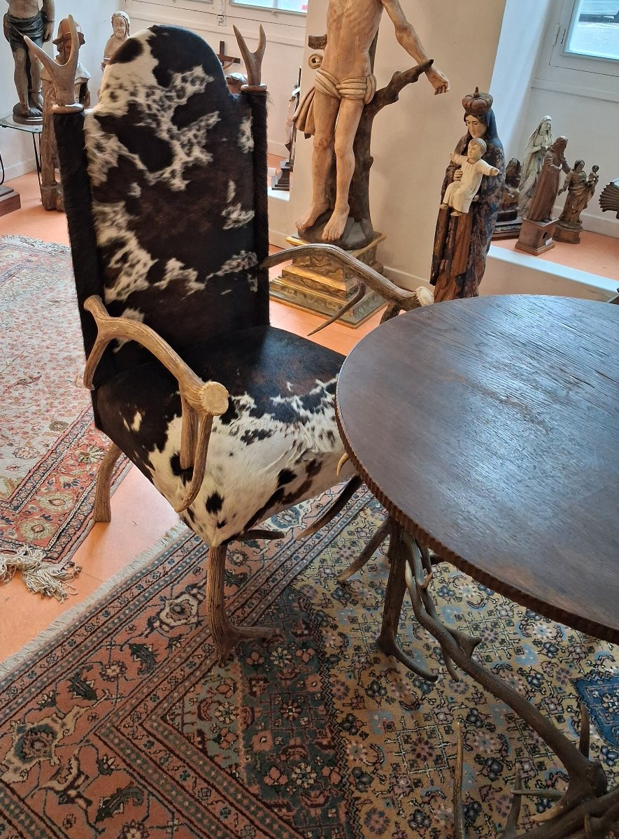 Black Forest, Rare Set Of 2 Armchairs And A Table In Deer Antler (horn) And Cowhide-photo-4