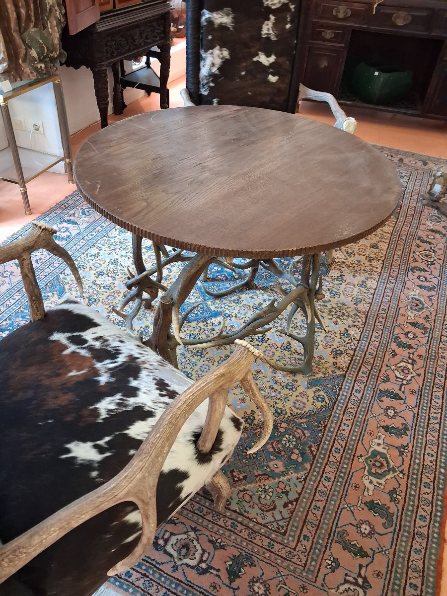 Black Forest, Rare Set Of 2 Armchairs And A Table In Deer Antler (horn) And Cowhide-photo-4