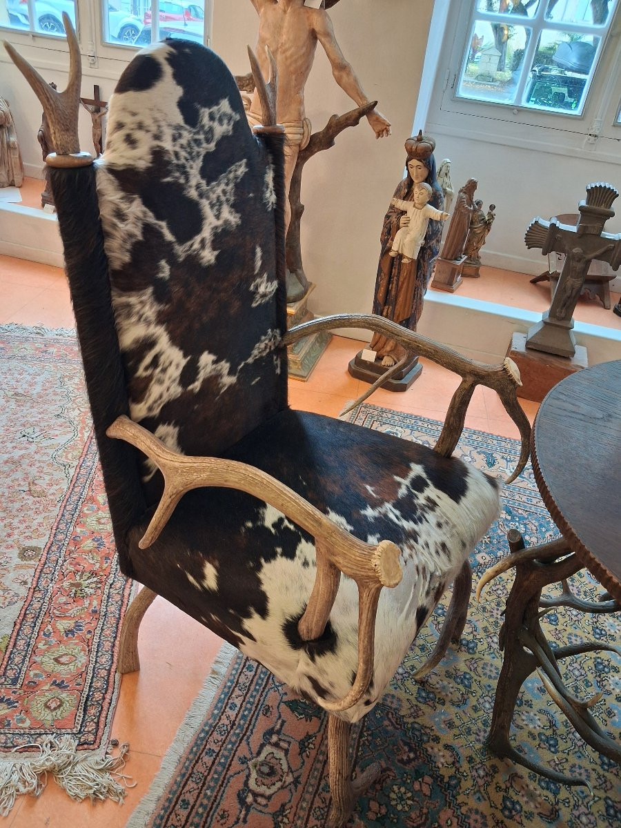 Black Forest, Rare Set Of 2 Armchairs And A Table In Deer Antler (horn) And Cowhide-photo-5