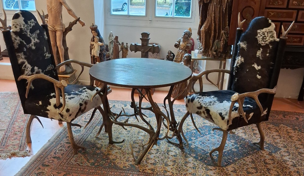 Black Forest, Rare Set Of 2 Armchairs And A Table In Deer Antler (horn) And Cowhide
