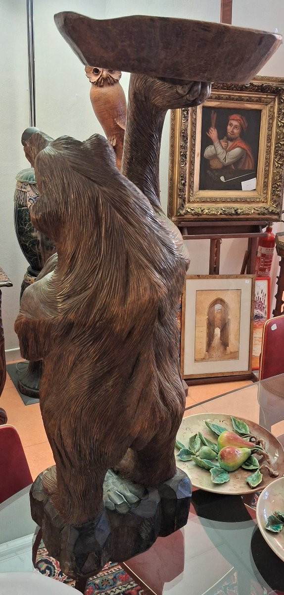 Foret Noire, grand Ours en bois sculpté formant sellette -photo-2