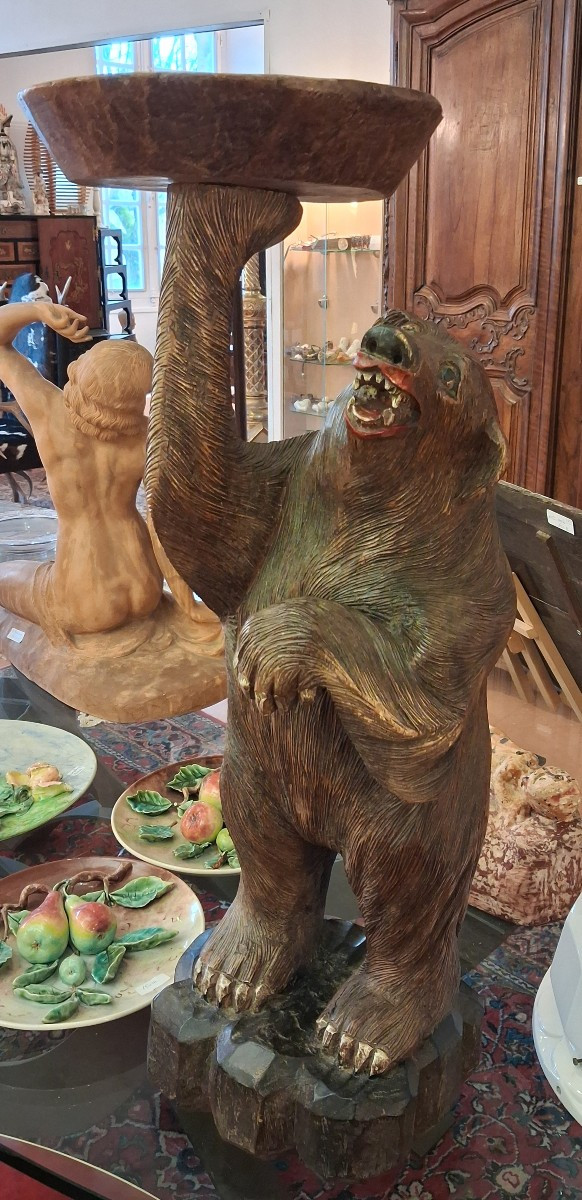 Foret Noire, grand Ours en bois sculpté formant sellette 