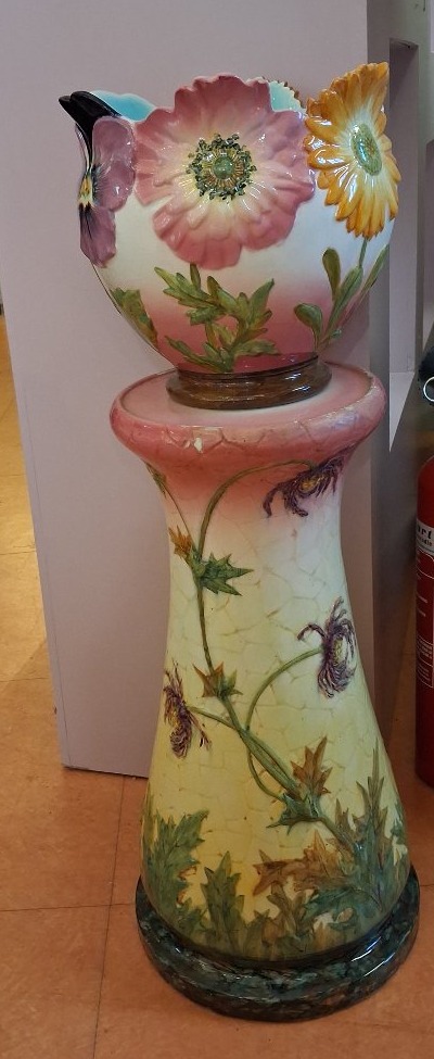 Delphin MASSIER (1836-1907) Vallauris, complet avec son pied,  grand cache-pot aux fleurs