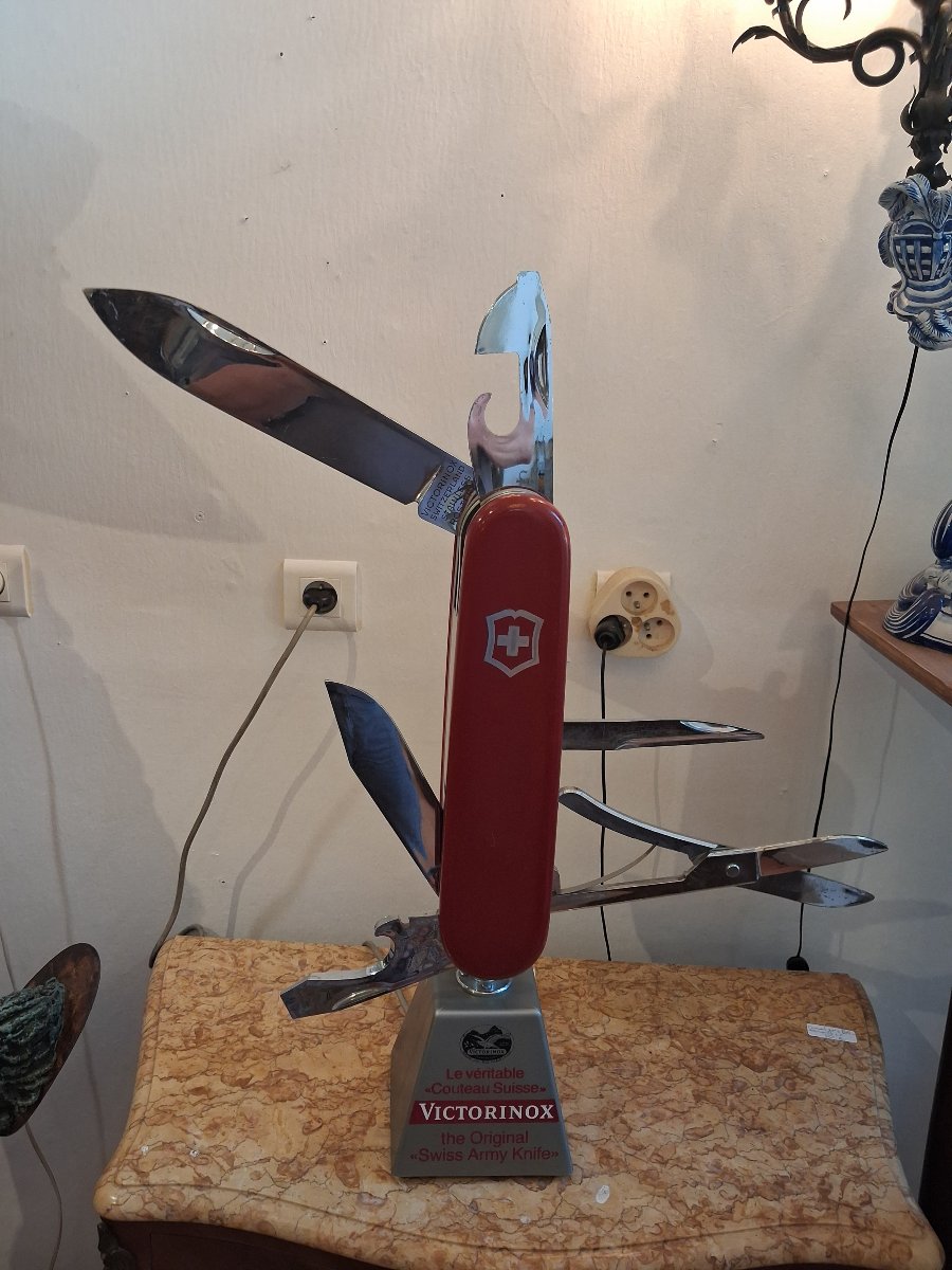 Tres grand couteau automate de vitrine VICTORINOX -photo-1