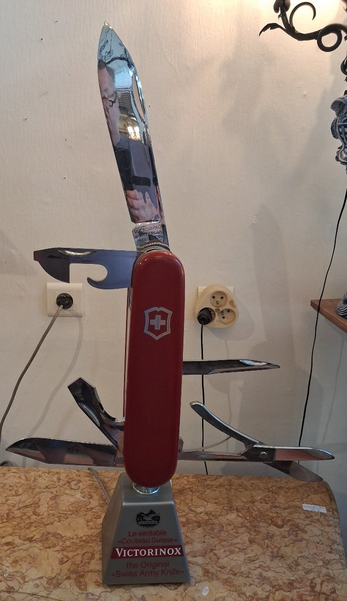 Tres grand couteau automate de vitrine VICTORINOX 