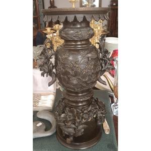 Indochine Vase En Bronze Patiné à Décor De Fleurs, Feuillage Et Oiseaux H.: 43.5 Cm